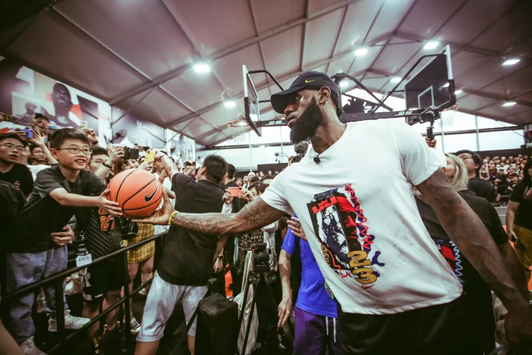 伊宁队问鼎2025年“喀什杯”李景亮现身现场和球员共跳新疆舞庆祝（2025年“喀什杯”伊宁队夺冠，李景亮到场与球员共跳新疆舞庆祝）