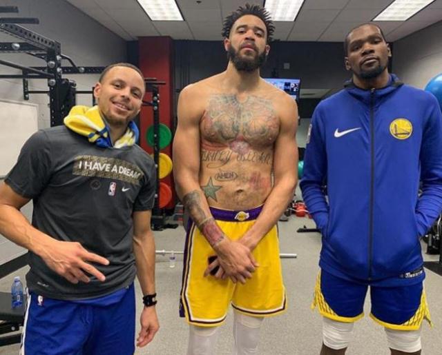 琼斯对阵国米3次过人百分百成功，传球突破14次（琼斯战国米3次过人全部成功，传球与突破合计14次）