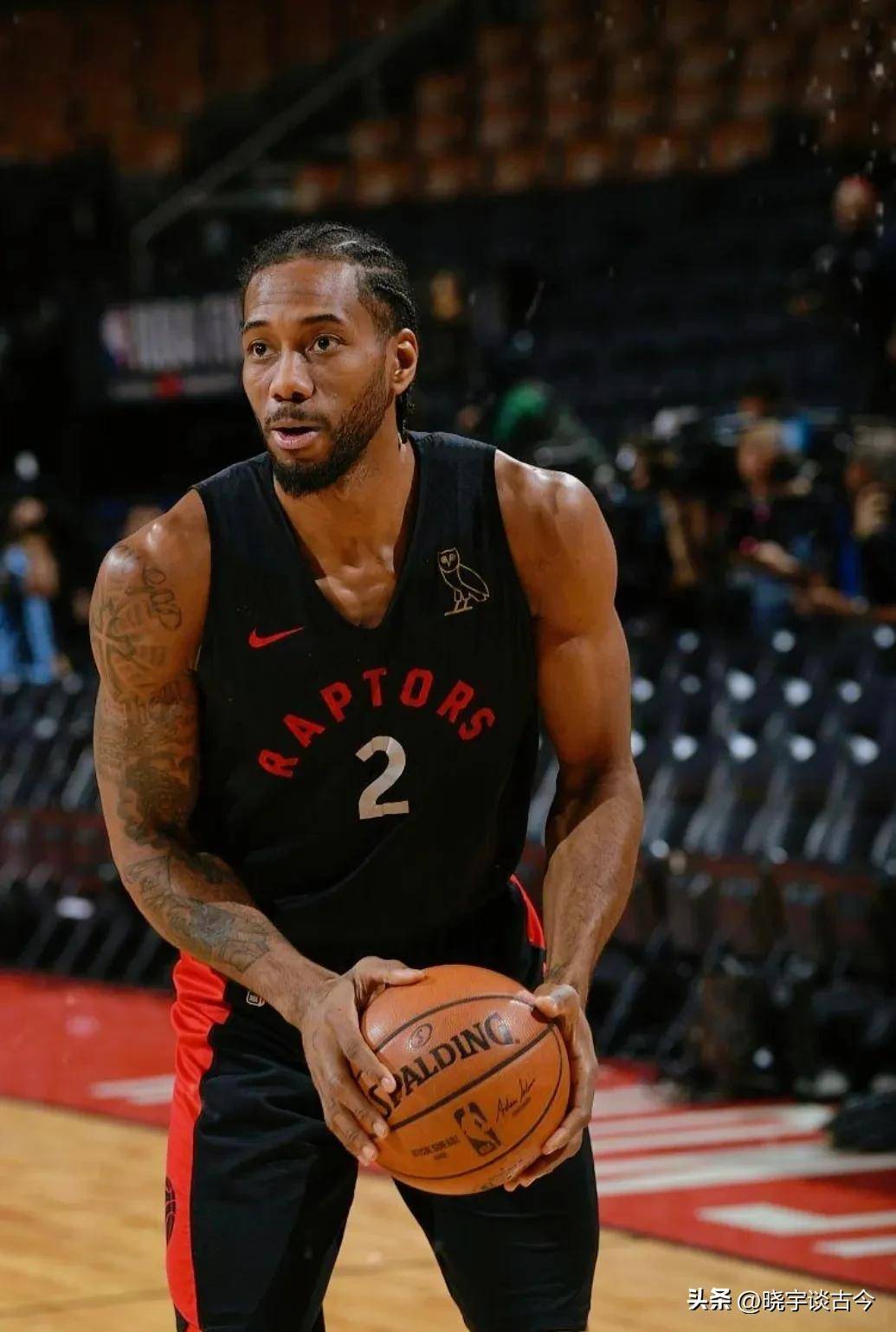 球迷现场尖叫不断（球迷现场尖叫声此起彼伏）