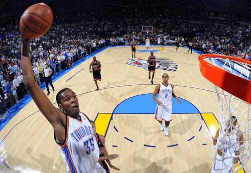 那不勒斯0-0法兰克福，麦克托米奈失良机，埃尔马斯造险（那不勒斯与法兰克福0-0互交白卷，麦克托米奈错失良机，埃尔马斯制造险情）