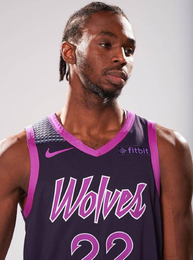 阿尔卡拉斯表演赛搞笑举动笑翻全场，指出乐观态度是最大武器（阿尔卡拉斯表演赛逗趣一幕引爆全场笑声，直言乐观心态是他最大的武器）