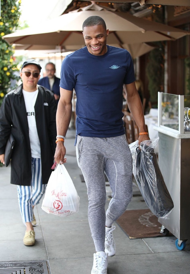 皇马最新伤病情况：赫伊森&阿拉巴预计将于近期回归（皇马伤情更新：赫伊森、阿拉巴有望短期内复出）