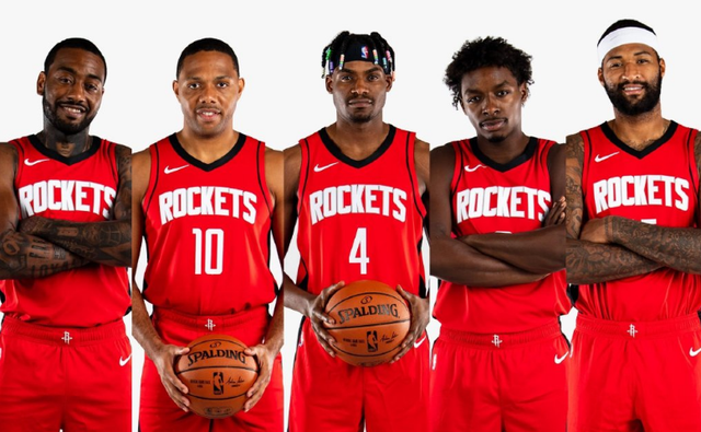 这雪有点大，欧冠赛前一名挪威记者在博德闪耀的球场边线处滑雪（大雪纷飞，欧冠赛前挪威记者在博德闪耀场边滑雪）