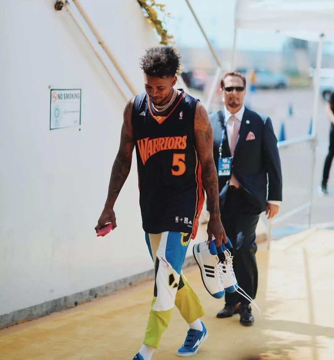 媒体人：李海新在联赛首轮就有严重误判；为长春亚泰感到不平（媒体人质疑李海新联赛揭幕战严重误判，为长春亚泰鸣不平）