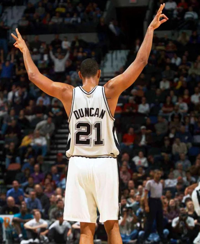 弗兰克：中国非常自由和安全，商品非常便宜，菜味道出奇地好（弗兰克称中国自由安全、物价低廉，菜肴格外美味）