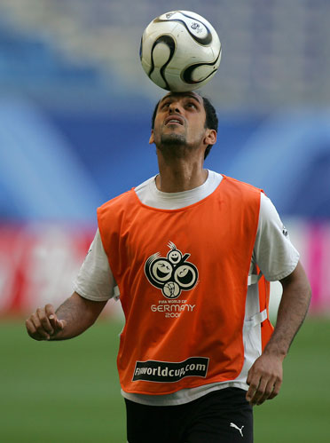 主教练生病离场！魔术主帅莫斯利本场能否回归成疑（主帅突发不适提前离场，魔术主教练莫斯利本场回归存疑）