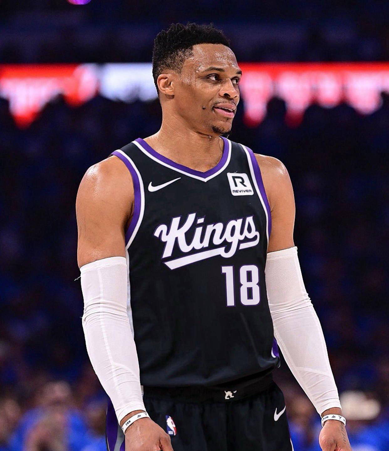 里弗斯直面流言：更衣室必受干扰，字母哥职业态度稳军心（里弗斯回应传闻：更衣室难免波动，字母哥的职业态度稳住全队）