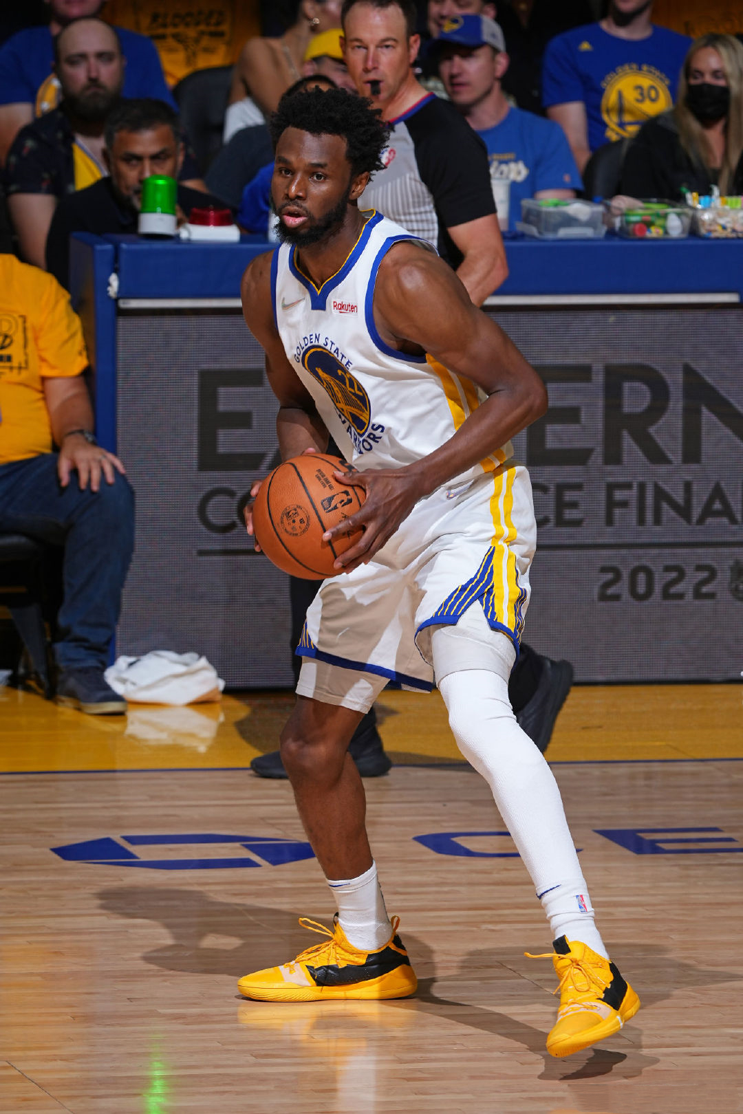 超高效率！里夫斯15投12中砍下38分8篮板（里夫斯手感炽热：15投12中砍下38分8篮板）